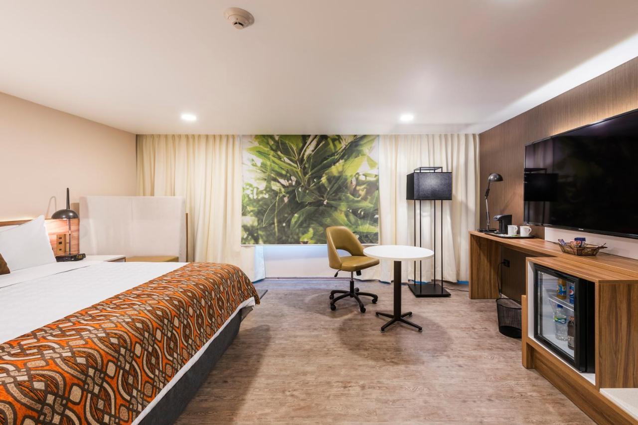 Wyndham Garden Quito Hotel Exterior photo